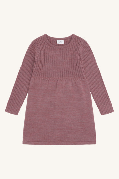 Vorderansicht des Hust&Claire gestrickten Wollkleids in Altrosa aus 100% Wolle – erhältlich bei Bärechind in Winterthur, Zürich, Schweiz.