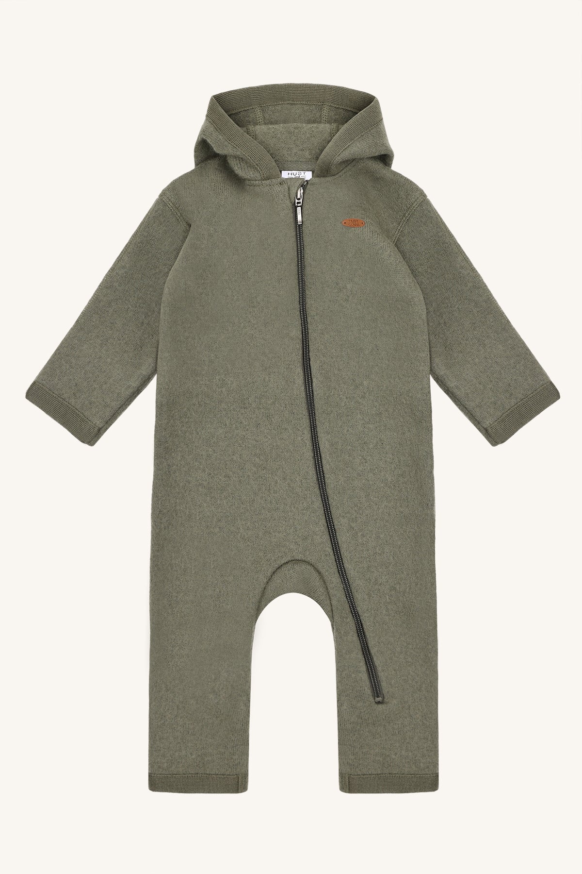 Kleinkind trägt Hust&Claire Wollwalk Overall Maddy in Turtle – warme Schurwolle, erhältlich bei Bärechind Winterthur Zürich Schweiz.