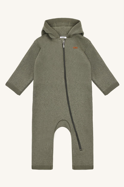Kleinkind trägt Hust&Claire Wollwalk Overall Maddy in Turtle – warme Schurwolle, erhältlich bei Bärechind Winterthur Zürich Schweiz.