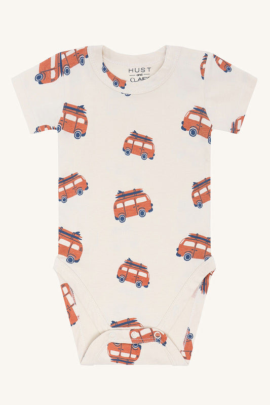 Hust&Claire Billy Van Body Stocking in Sandshell mit rotem Bus-Alloverprint, Vorderansicht, im Bärechind Winterthur Zürich Schweiz.