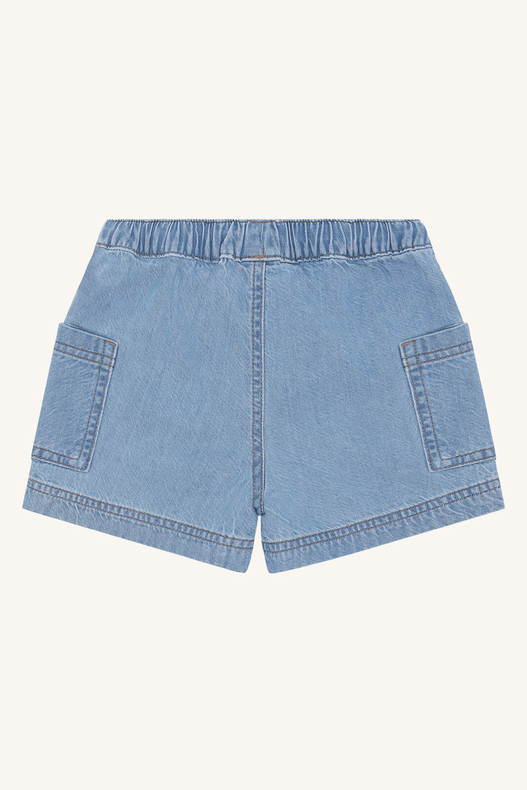 Rückansicht der Hust&Claire Hans Soft Denim Shorts – nachhaltige Kindermode im Bärechind Winterthur, Zürich, Schweiz.