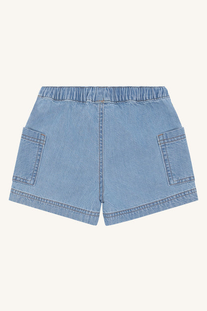 Rückansicht der Hust&Claire Hans Soft Denim Shorts – nachhaltige Kindermode im Bärechind Winterthur, Zürich, Schweiz.