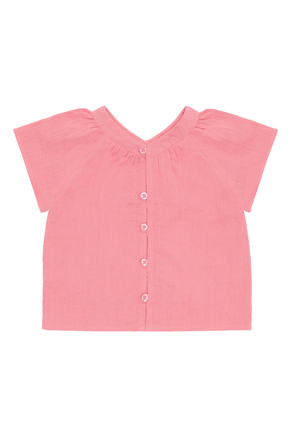Detailansicht des Roselyn Shirts – feine Rüschen am Hals, zartes Rosa