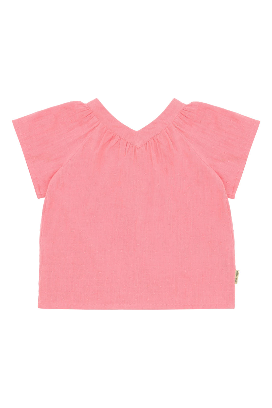 Roselyn Bio-Baumwollshirt in Rosa – Vorderansicht mit V-Ausschnitt und Rüschendetails