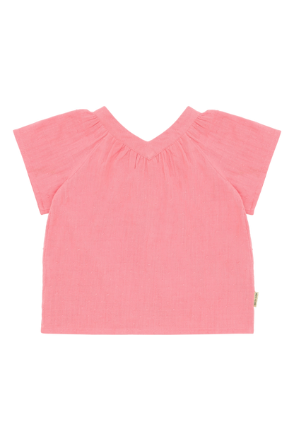 Roselyn Bio-Baumwollshirt in Rosa – Vorderansicht mit V-Ausschnitt und Rüschendetails