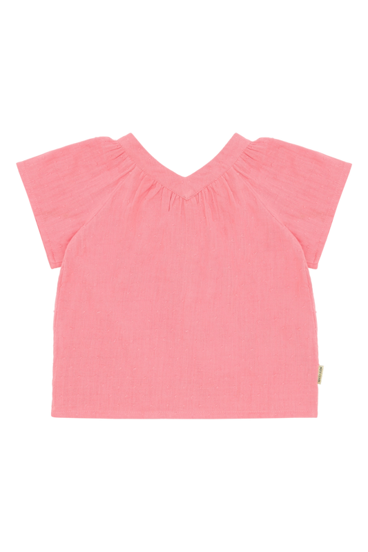 Roselyn Bio-Baumwollshirt in Rosa – Vorderansicht mit V-Ausschnitt und Rüschendetails