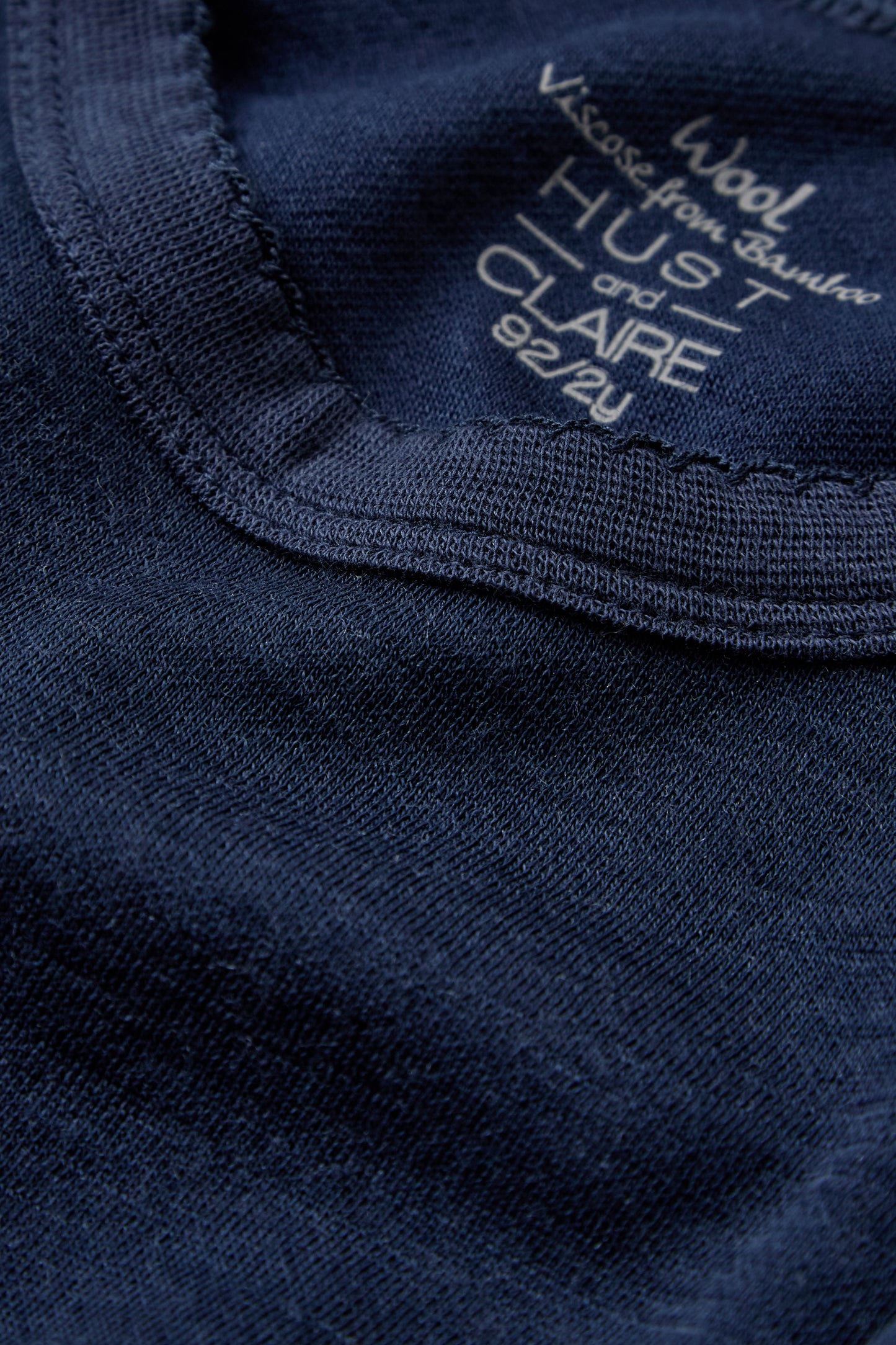 Nahaufnahme des Ausschnitts mit Wellensaum, Hust&Claire Abba Langarmshirt in Blau
