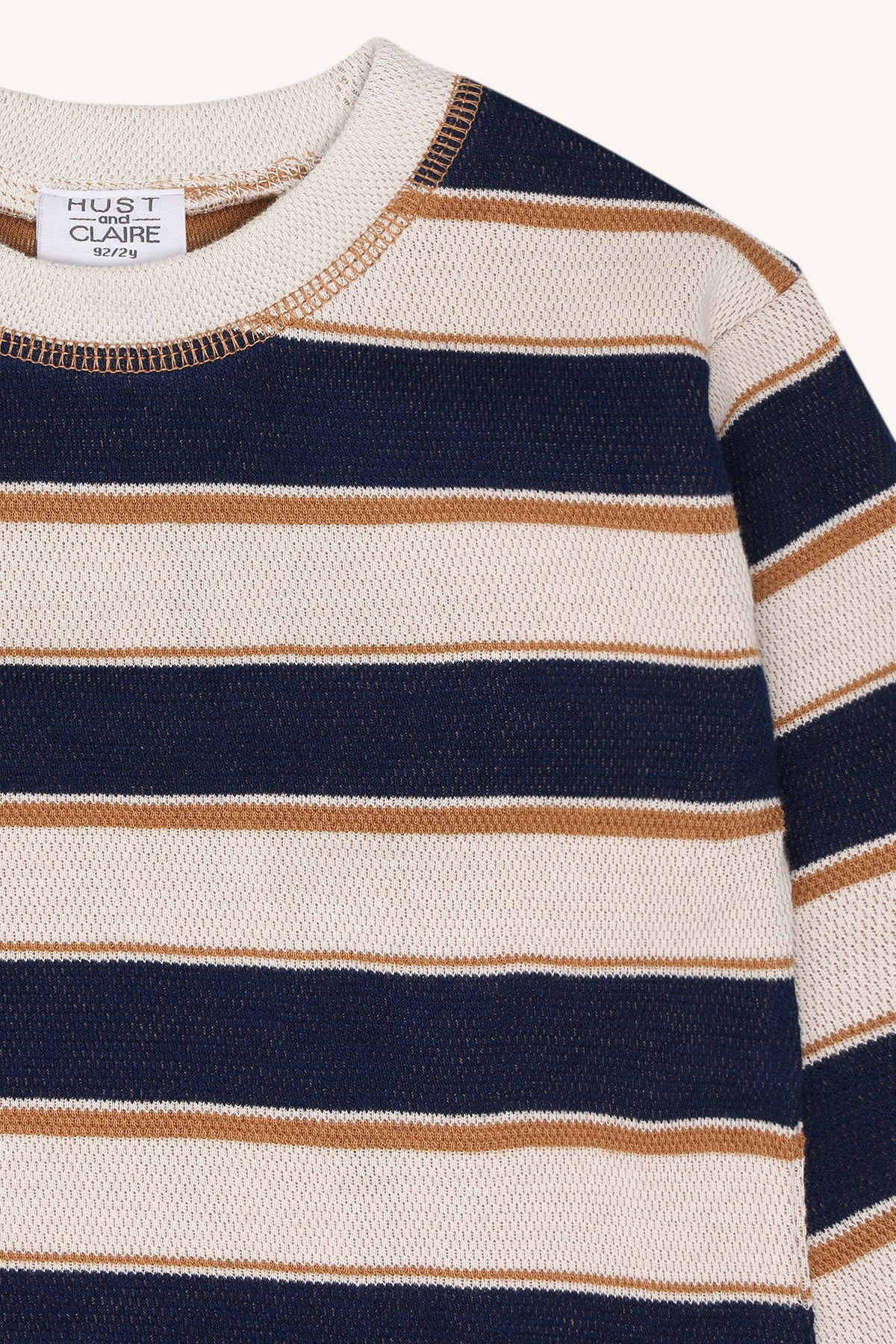 Detailaufnahme des Piqué-Streifenmusters am Anton Trails Langarmshirt bei Bärechind