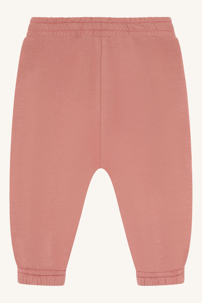 Hust&Claire Babyhose in Koralle Gesamtansicht im Bärechind Winterthur, Zürich, Schweiz
