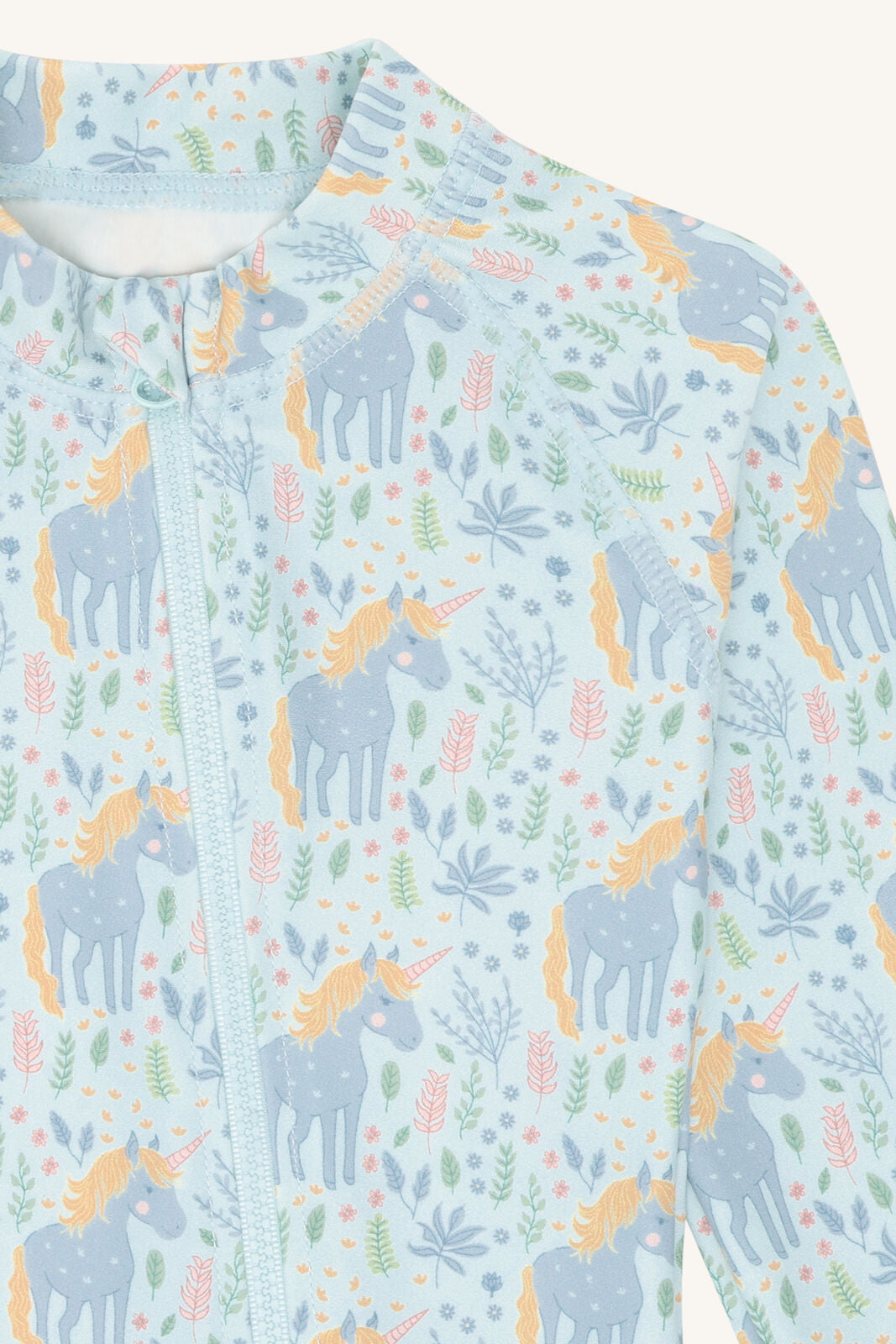 Detailansicht des Einhorn Prints auf dem Hust&Claire Badeanzug mit UV 50+, Bärechind Winterthur, Zürich, Schweiz.