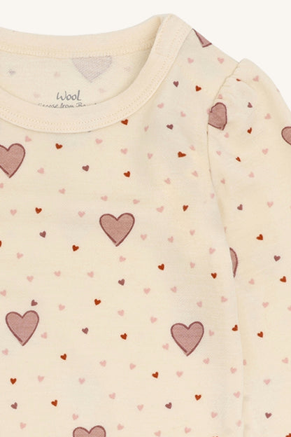 Nahaufnahme des Herzchenprints am Ausschnitt des Baloo Body in Off White