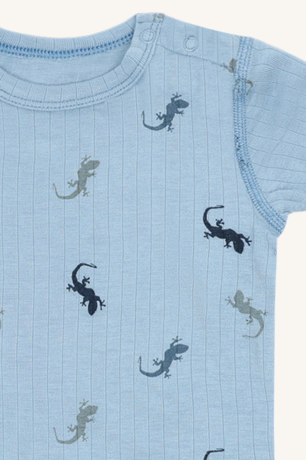 Detailansicht des Bambus Bodys Buller von Hust&Claire mit Eidechsenmuster, Bärechind Winterthur, Zürich, Schweiz.