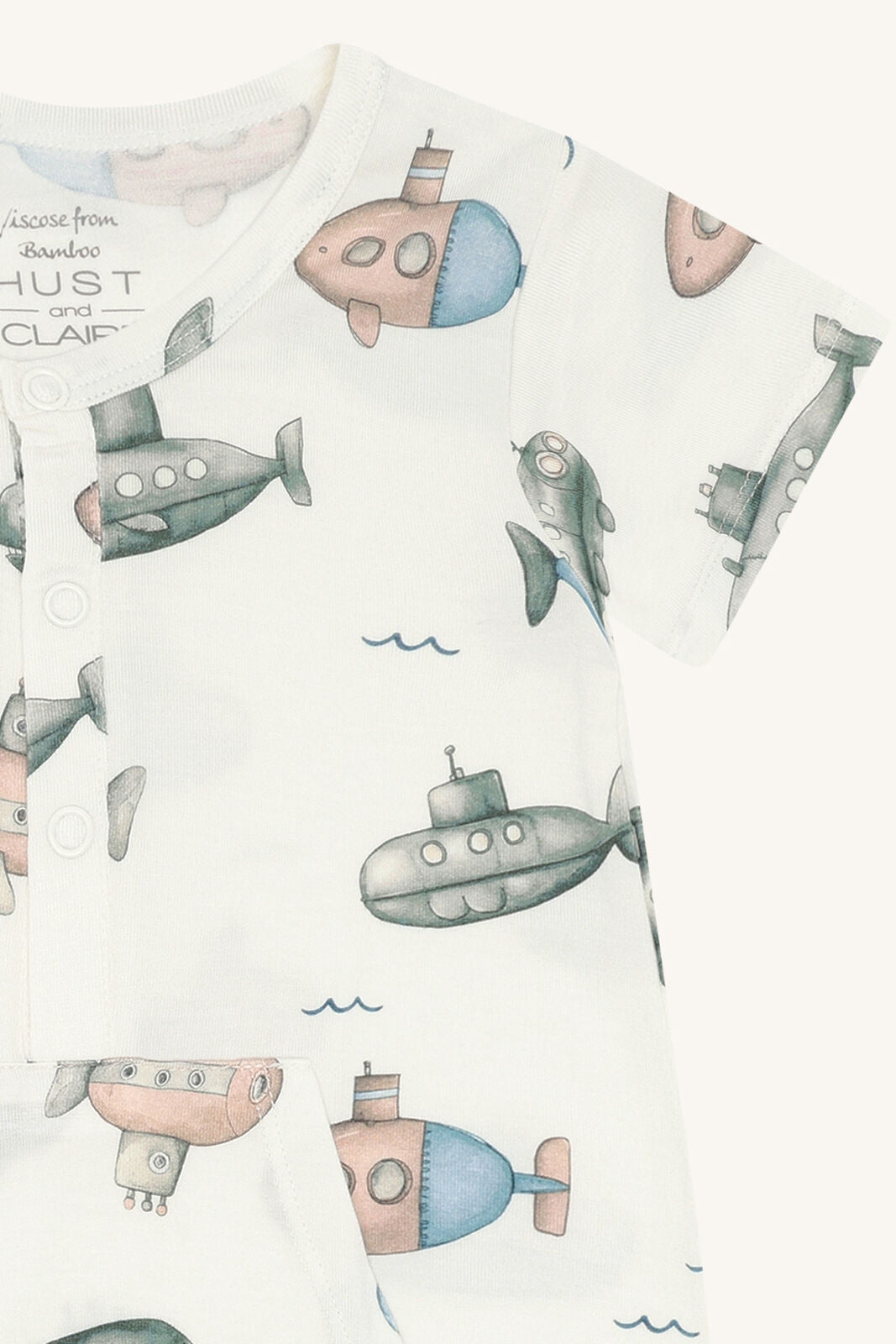 Detailansicht des U-Boot Prints auf dem Bambus Strampler Milu von Hust&Claire, Bärechind Winterthur, Zürich, Schweiz.