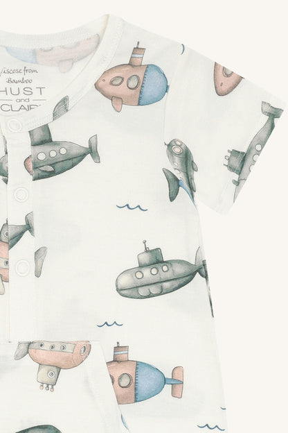 Detailansicht des U-Boot Prints auf dem Bambus Strampler Milu von Hust&Claire, Bärechind Winterthur, Zürich, Schweiz.