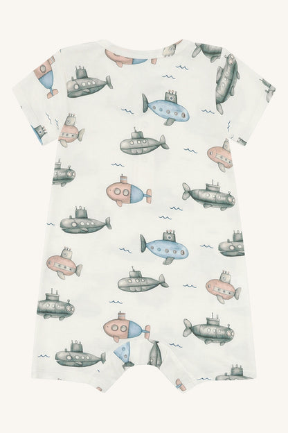 Rückansicht des Bambus Stramplers Milu von Hust&Claire mit U-Boot Print, Bärechind Winterthur, Zürich, Schweiz.