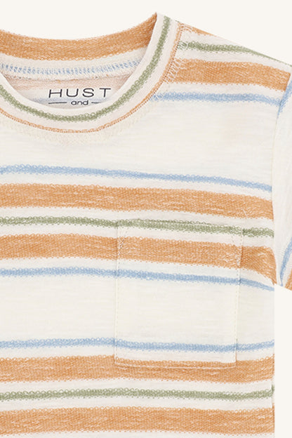 Detailansicht des Streifenmusters auf dem Anton Baumwoll T-Shirt von Hust&Claire, Bärechind Winterthur, Zürich, Schweiz.