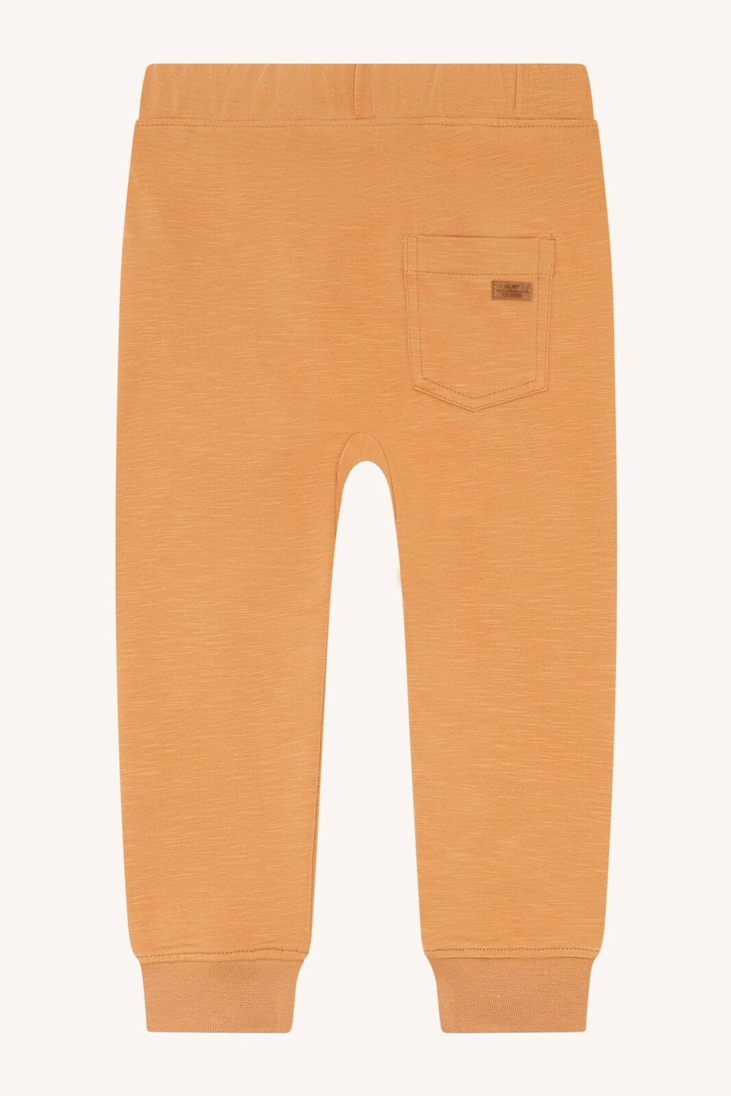 Rückansicht der Georg Hose von Hust&Claire in Biscuit, Bärechind Winterthur, Zürich, Schweiz.