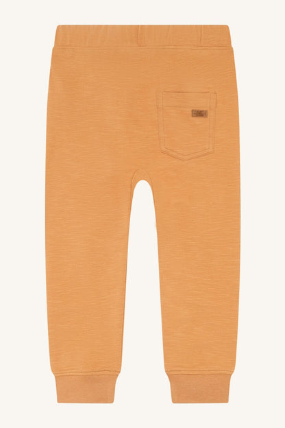 Rückansicht der Georg Hose von Hust&Claire in Biscuit, Bärechind Winterthur, Zürich, Schweiz.