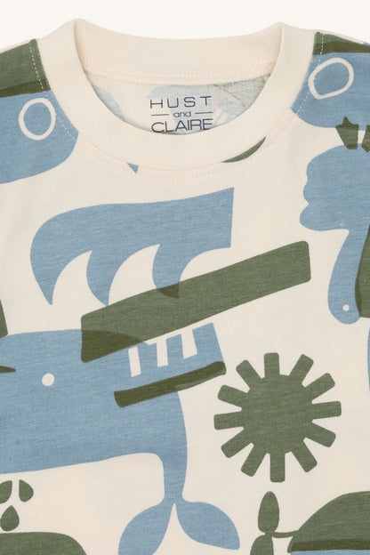 Detailansicht des Prints mit Wal, U-Boot und Pelikan auf dem Baumwollshirt Anton von Hust&Claire, Bärechind Winterthur, Zürich, Schweiz.