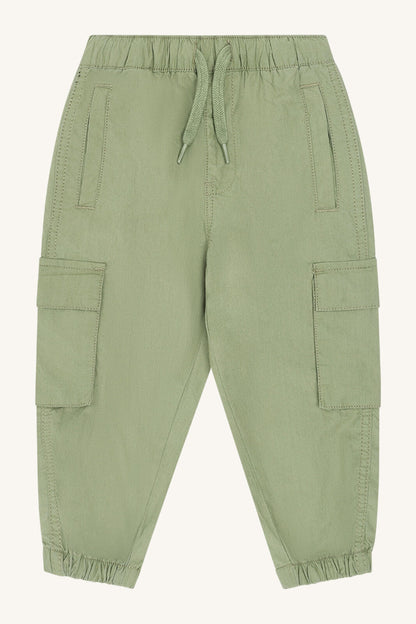 Trevor Cargohose von Hust&Claire in Grün, Vorderansicht, Bärechind Winterthur, Zürich, Schweiz.