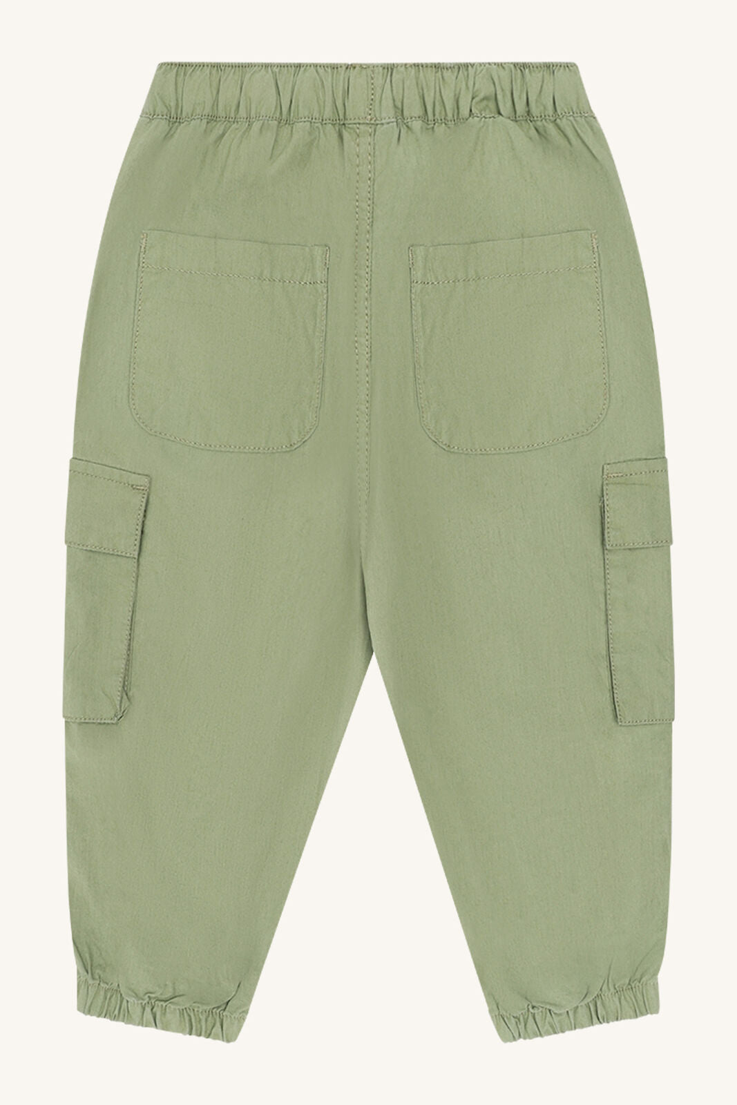 Rückansicht der Trevor Cargohose von Hust&Claire in Grün, Bärechind Winterthur, Zürich, Schweiz.