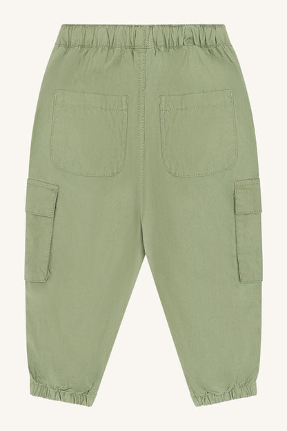 Rückansicht der Trevor Cargohose von Hust&Claire in Grün, Bärechind Winterthur, Zürich, Schweiz.