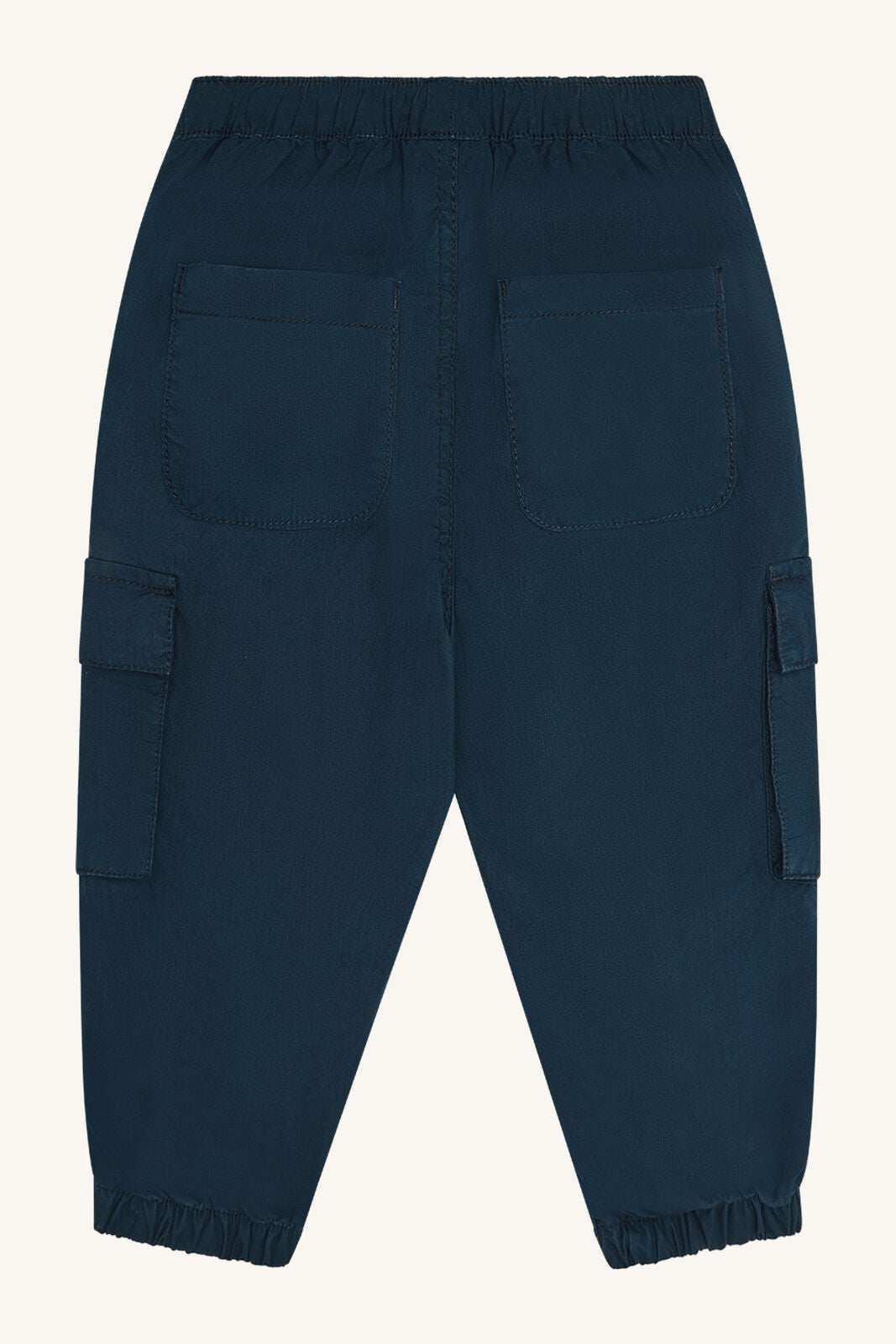 Rückansicht der Trevor Cargohose von Hust&Claire, Bärechind Winterthur, Zürich, Schweiz.