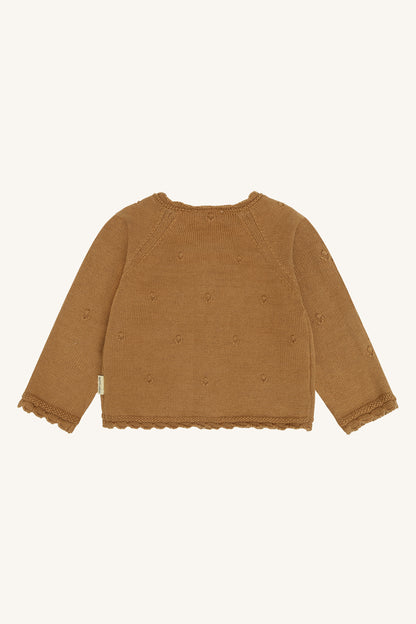 Rückansicht der Hust&Claire Cilja Strickjacke in Chipmunk mit feiner Pointelle-Struktur