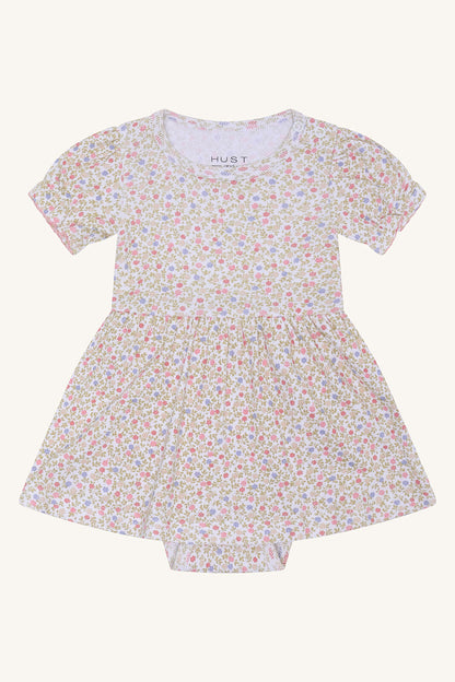 Hust&Claire Kammy Blooming Bodykleid aus GOTS-zertifizierter Baumwolle mit Blumenmuster, erhältlich im Bärechind in Winterthur, Zürich, Schweiz.