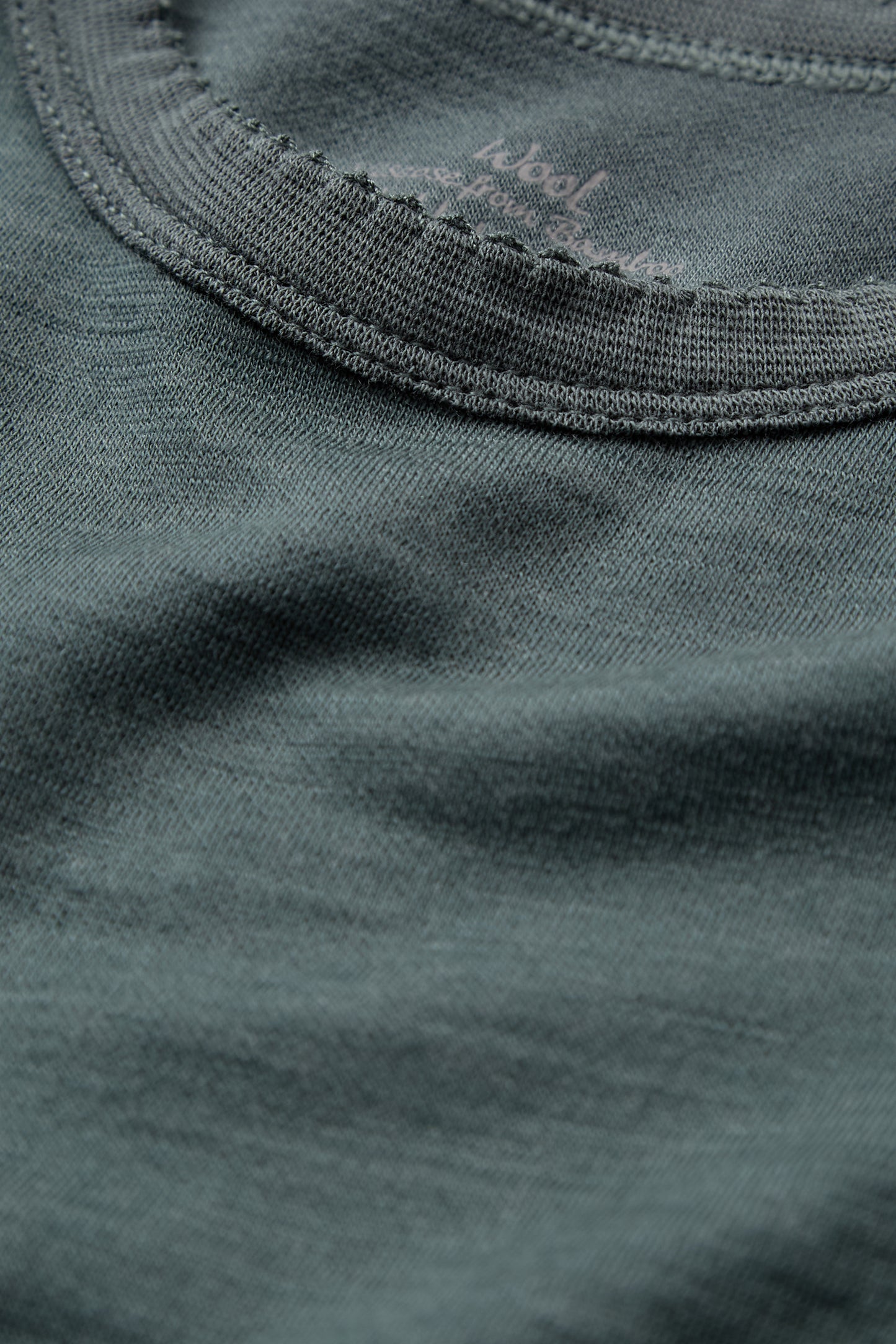 Nahaufnahme des Ausschnitts mit Wellensaum, Hust&Claire Langarmshirt in Balsam Green