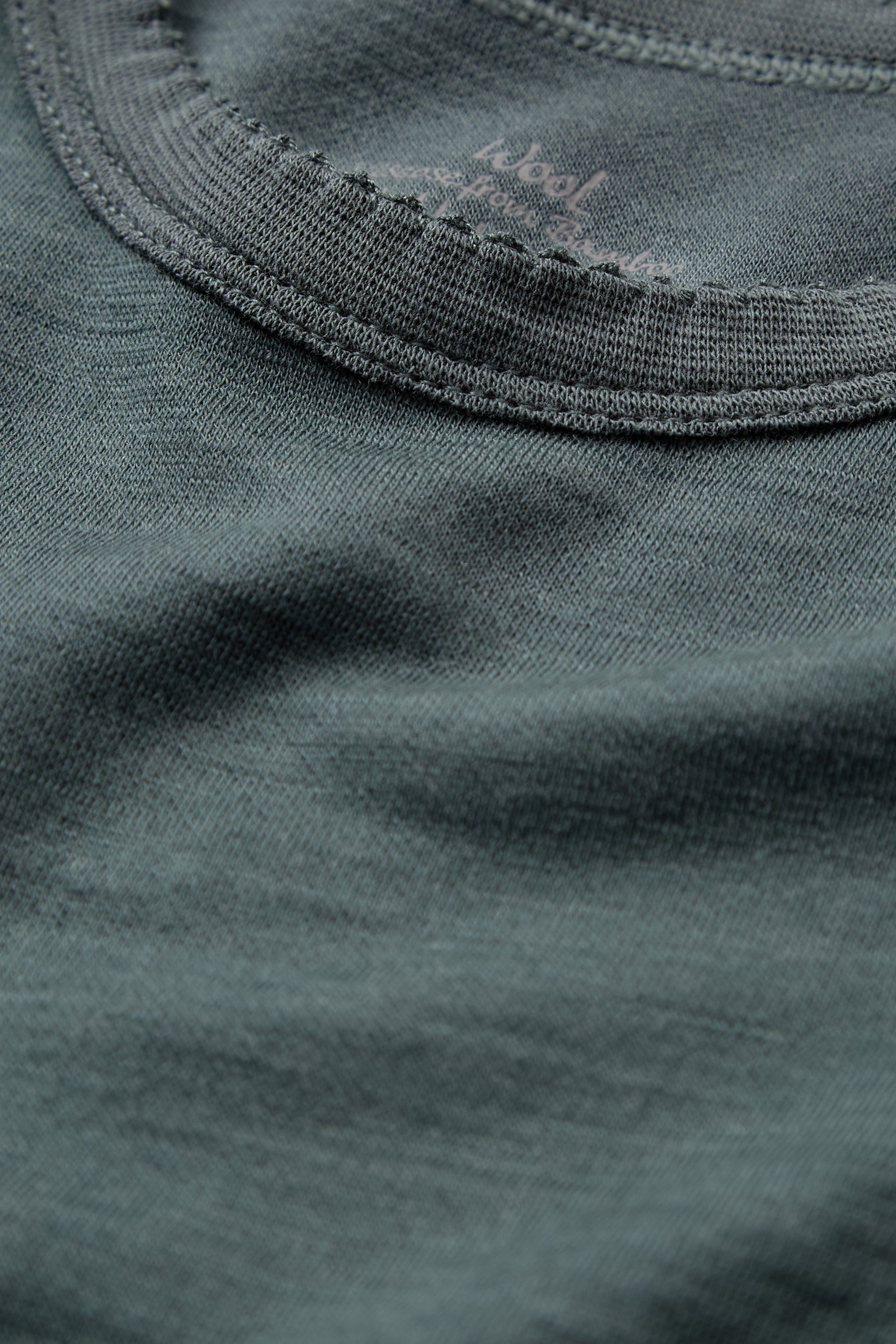 Nahaufnahme des Ausschnitts mit Wellensaum, Hust&Claire Langarmshirt in Balsam Green