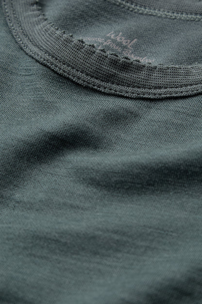 Nahaufnahme des Ausschnitts mit Wellensaum, Hust&Claire Langarmshirt in Balsam Green