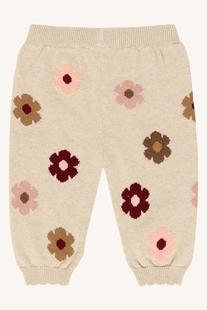 Nahaufnahme der Blumenstickerei auf dem Lisa Flower Hose in Old Beige Melange