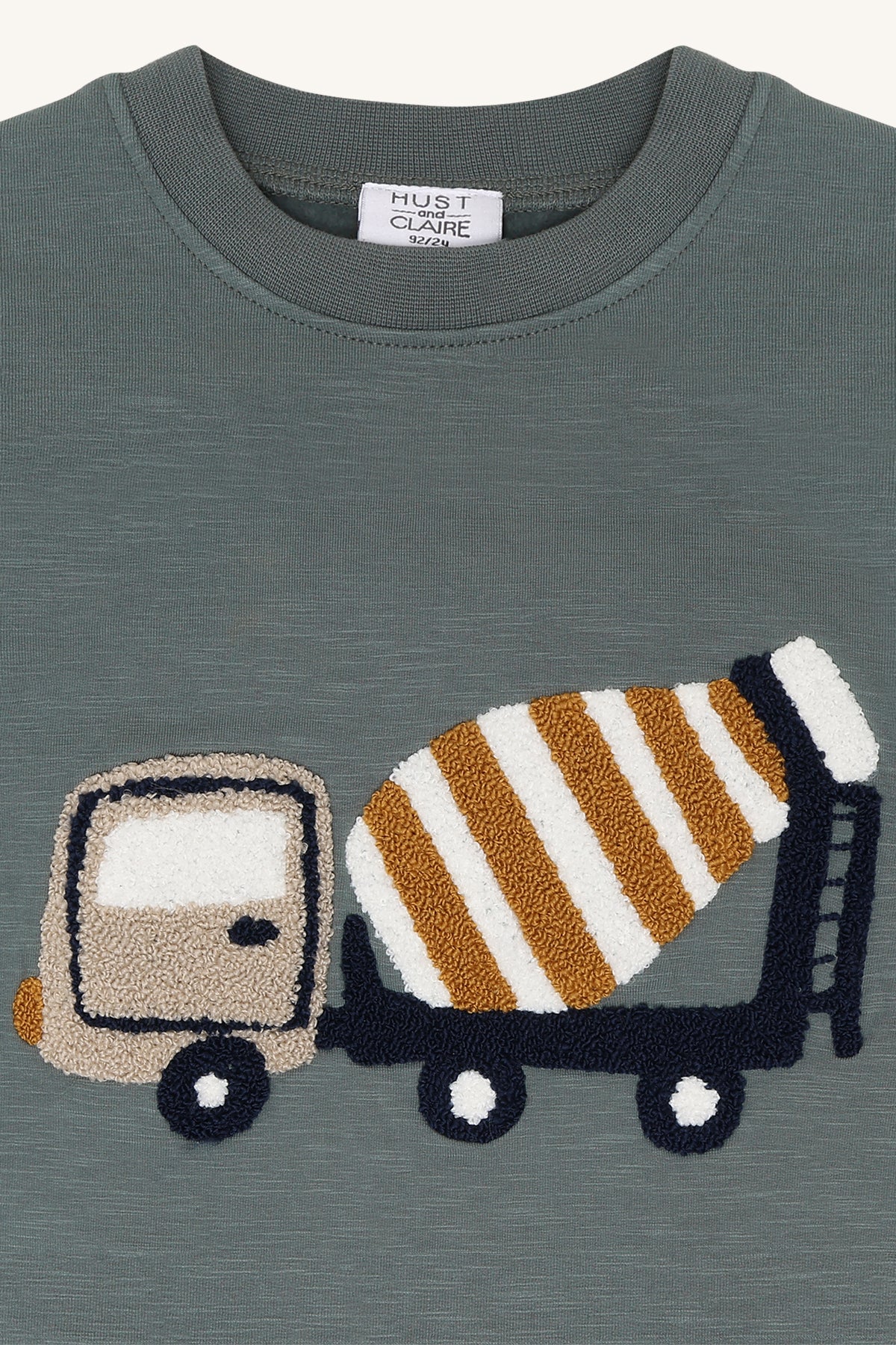 Nahaufnahme des gestickten Betonmischer-Motivs auf dem Sejer Langarmshirt