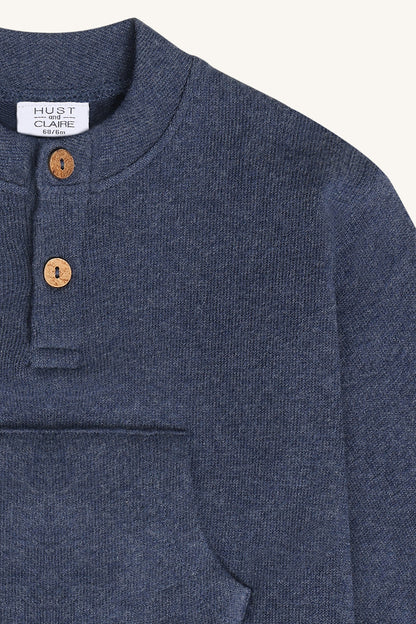 Nahaufnahme der Holzknöpfe und Strickstruktur am Ausschnitt des Sigurt Pullovers