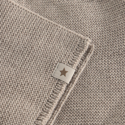 Detailansicht des gestrickten Merino Halswärmers aus dem Bärechind Sortiment