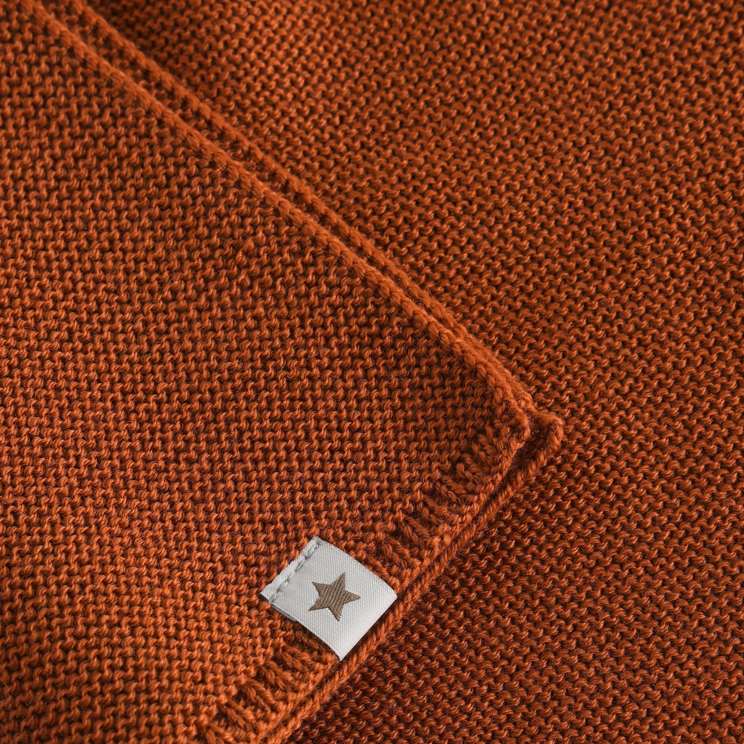 Detailansicht des gestrickten Merino Halswärmers aus dem Bärechind Sortiment