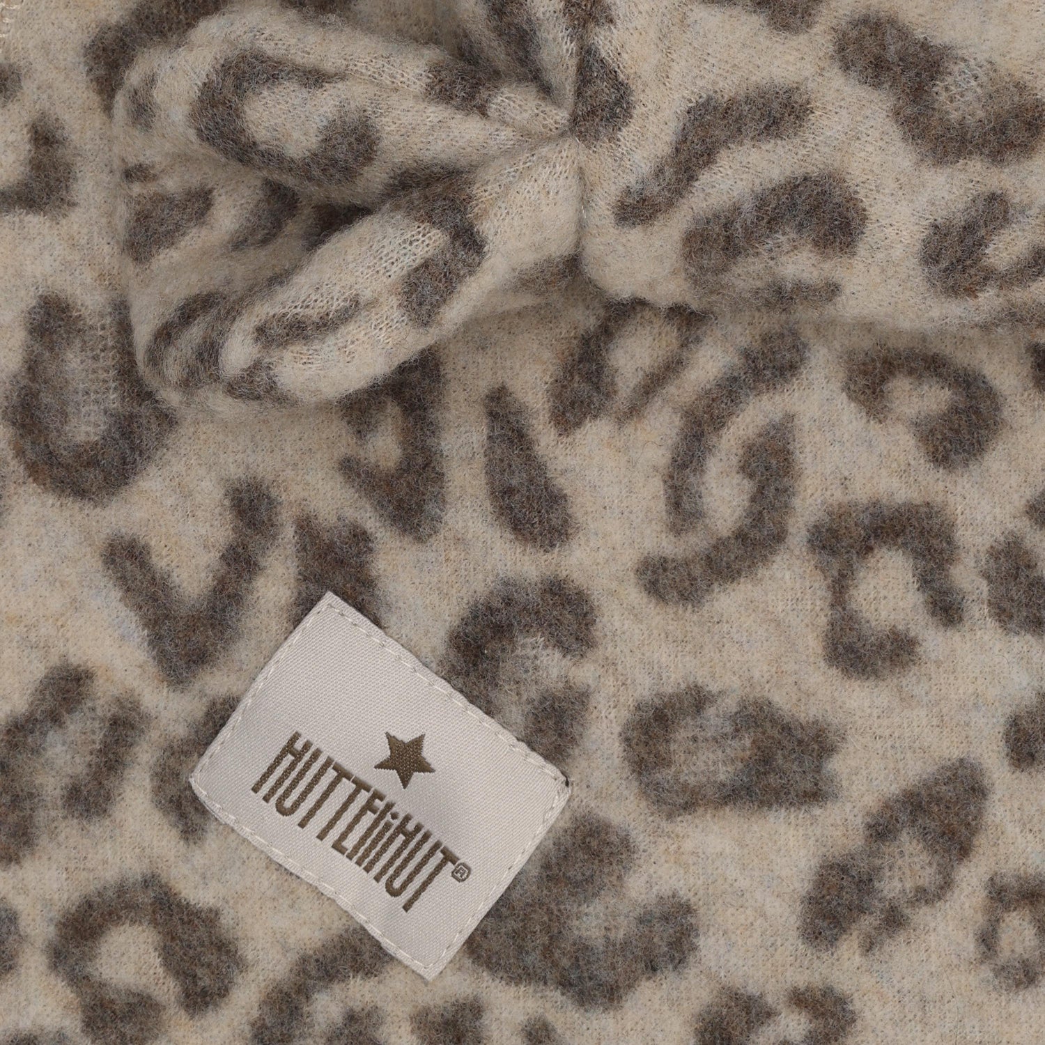 Merino Schlupfmütze mit Bärenohren und Leopardenprint von Huttelihut, Detailansicht aus dem Bärechind Sortiment