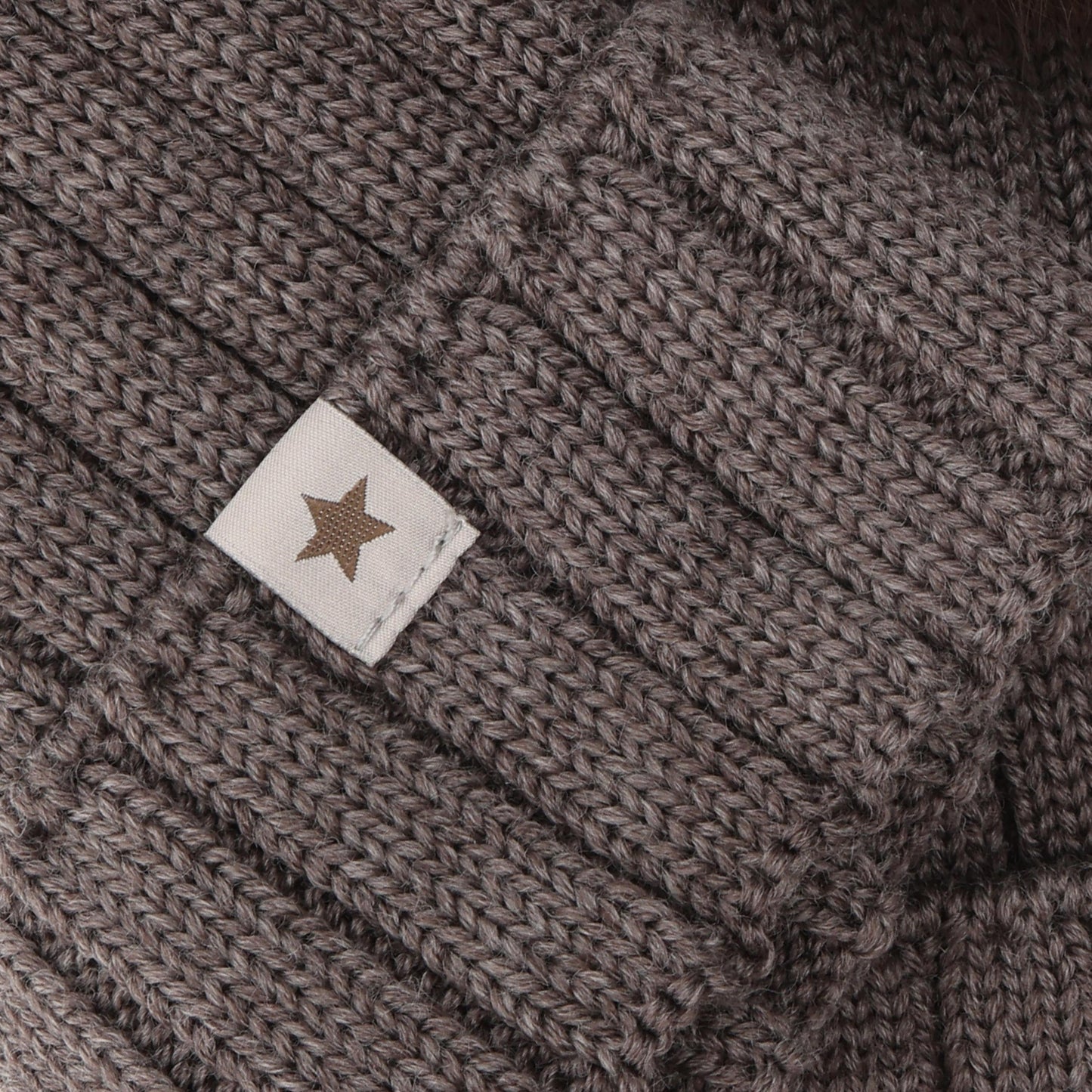 Merino Strickmütze mit Bommeln von Huttelihut, Detailansicht aus dem Bärechind Sortiment