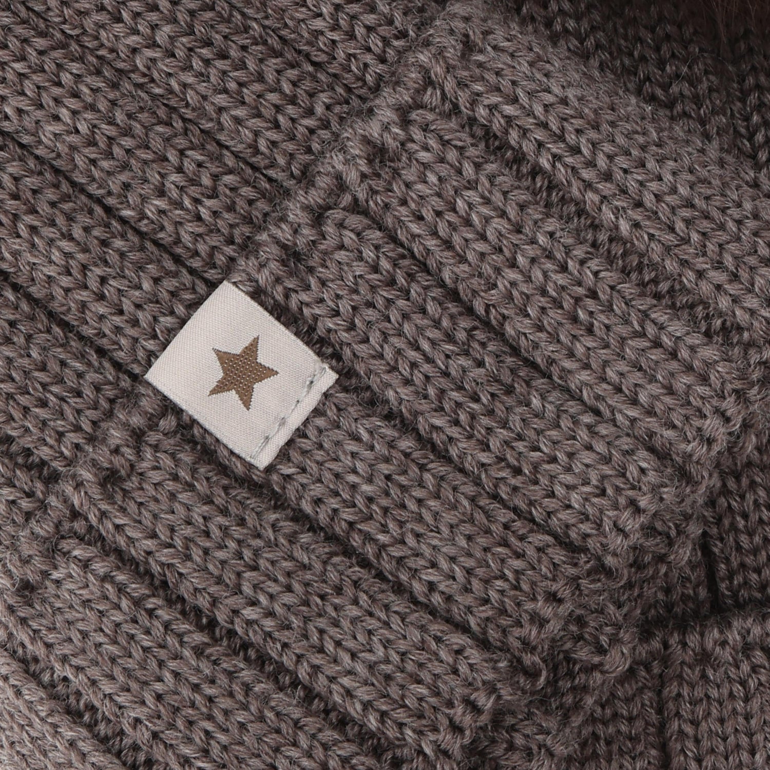 Merino Strickmütze mit Bommeln von Huttelihut, Detailansicht aus dem Bärechind Sortiment