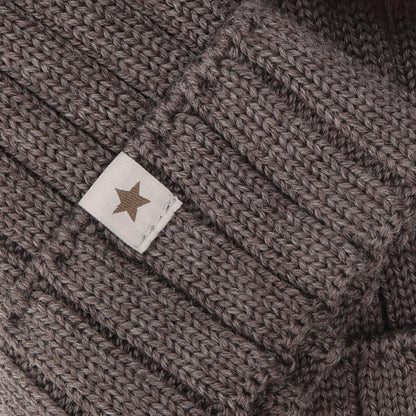 Merino Strickmütze mit Bommeln von Huttelihut, Detailansicht aus dem Bärechind Sortiment