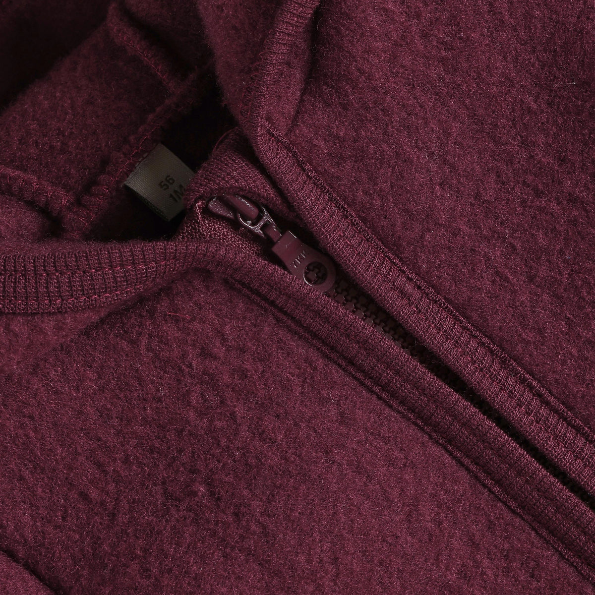 Seitenansicht der Merino Wollfleece Jacke in Burgundy