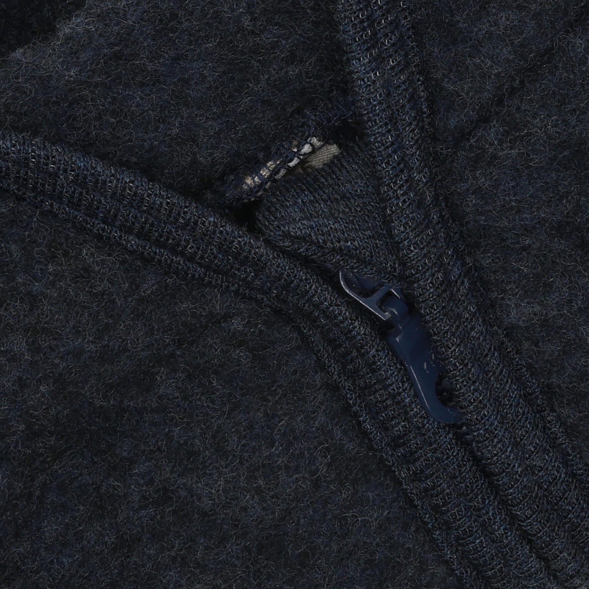 Detailansicht der Merino Wollfleece Jacke aus dem Bärechind Sortiment