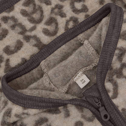 Detailansicht des Reissverschlusses der Merino Wollfleece Jacke mit Leopardenprint