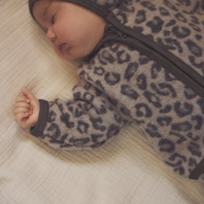 Merino Wollfleece Jacke mit Leopardenprint von Huttelihut, Tragebild aus dem Bärechind Sortiment