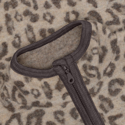 Detailansicht des Reissverschlusses der Merino Wollfleece Jacke mit Leopardenprint