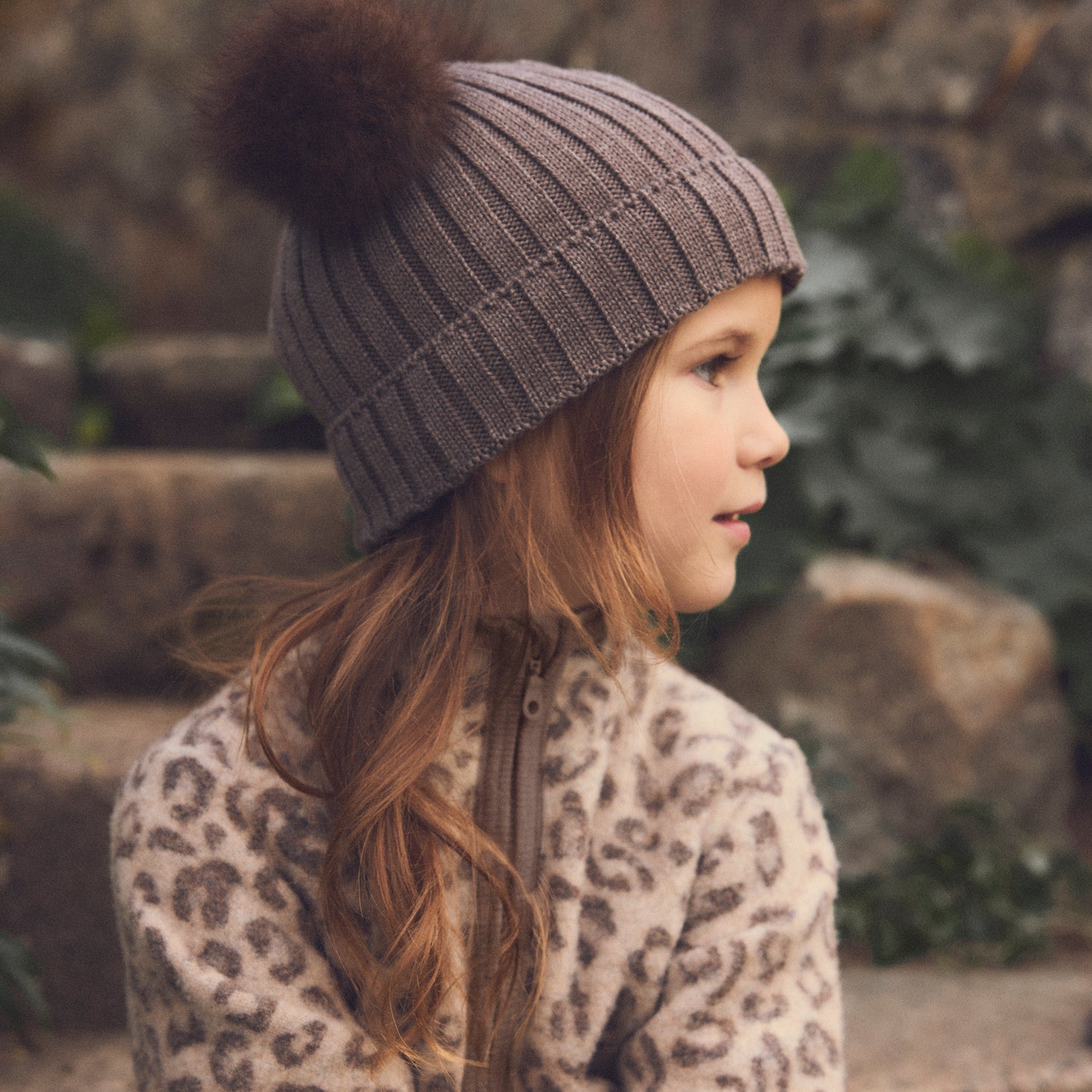 Merino Wollfleece Jacke mit Leopardenprint von Huttelihut, Tragebild aus dem Bärechind Sortiment