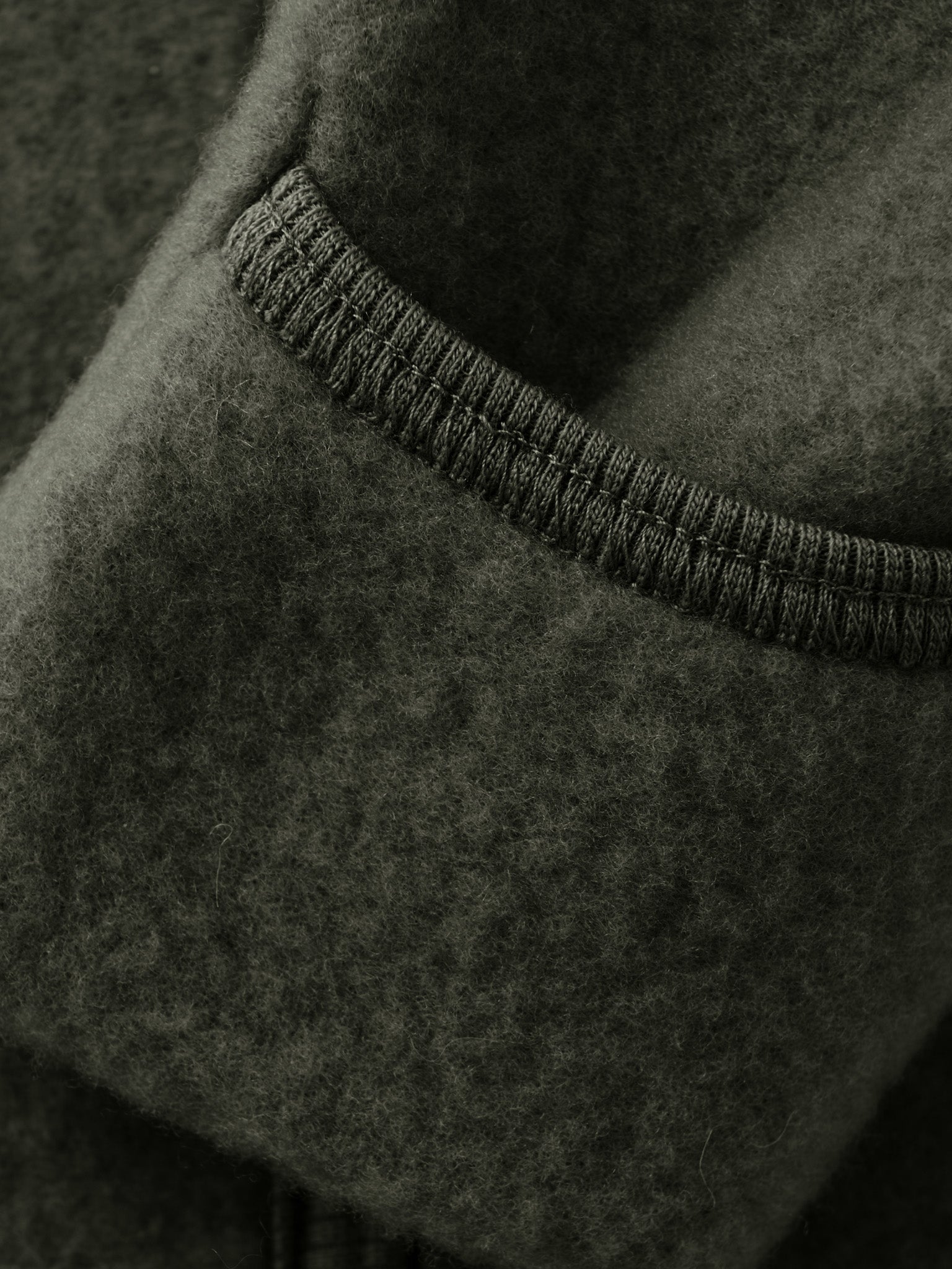 Detailansicht des Merino Wollfleece Overalls aus dem Bärechind Sortiment