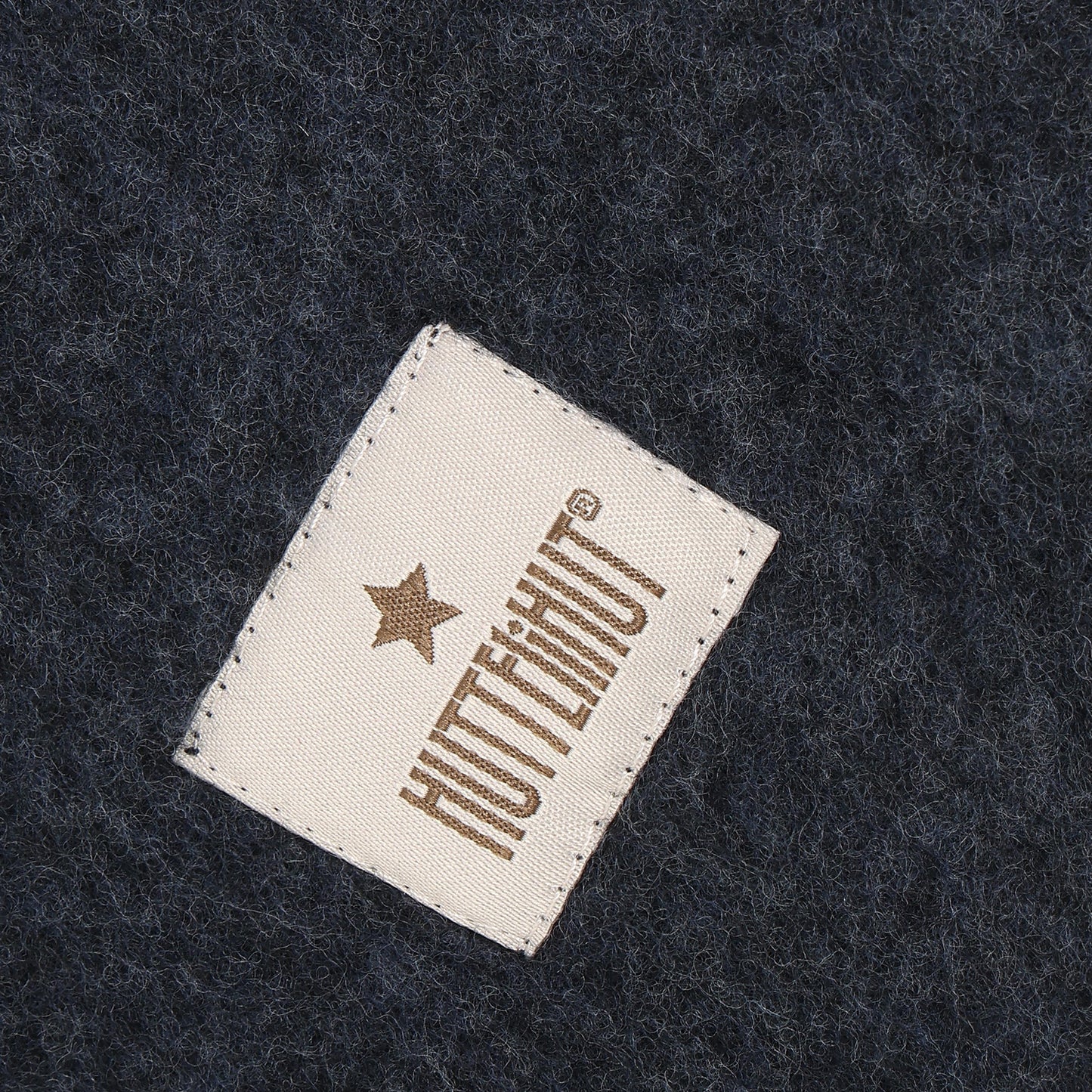 Merino Wollfleece Schlupfmütze von Huttelihut, Detailansicht aus dem Bärechind Sortiment