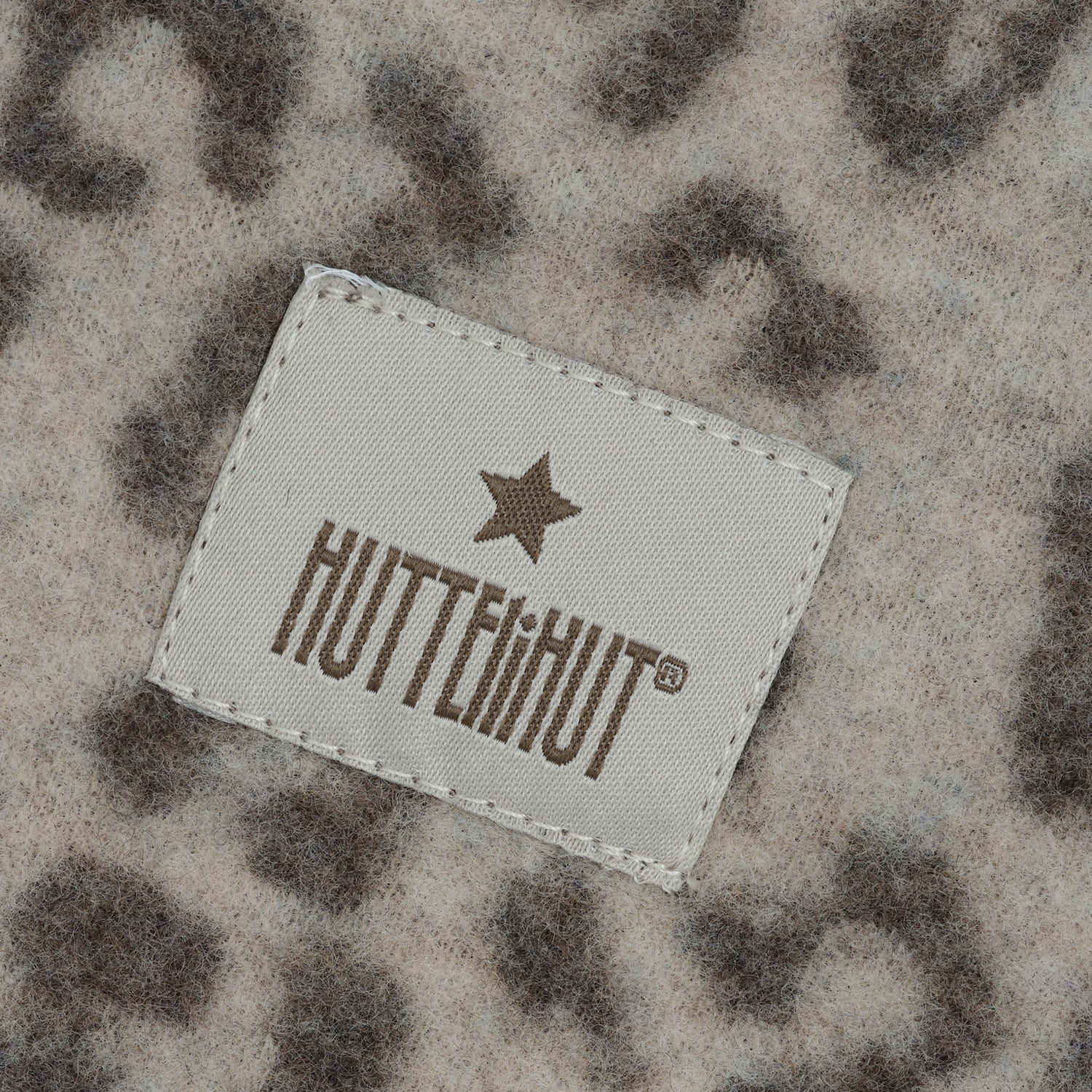 Merino Wollfleece Schlupfmütze mit Leopardenprint von Huttelihut, Detailansicht aus dem Bärechind Sortiment